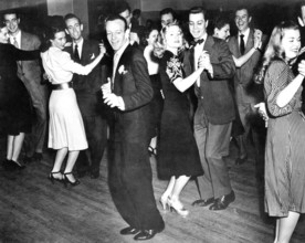 Fred ASTAIRE gives lessons in his dance school