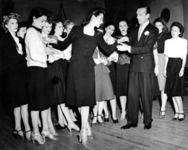 Fred ASTAIRE gives lessons in his dance school