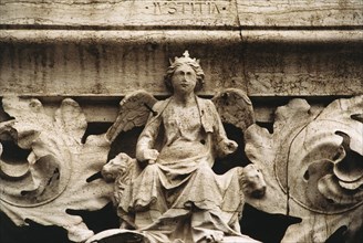 Le Palais Ducal à Venise : détail d'une corniche sculptée.