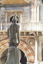 Le Palais Ducal à Venise : la statue de Mars de dos.