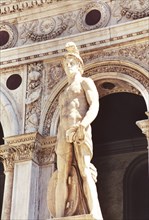 Le Palais Ducal à Venise : la statue de Mars dans la cour.
