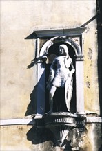 Dorsoduro : corniche réprésentant l'ange Raphaël sur le mur d'une église.