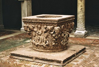 Le palais Ca' d'Oro à Venise : puits de la cour intérieure.