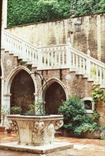 Le palais Giustinian à Venise : cour Ca' Foscari.