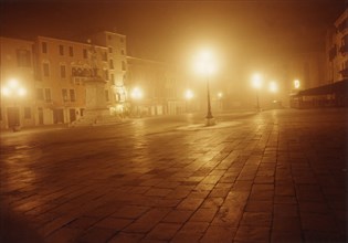 La Place Francesco Morosini de nuit à Venise.