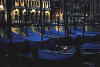 Le Grand canal, le Palais Farsetti Dandolo et la Riva del Carbon à Venise.