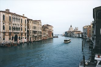 Le Grand Canal vers l'église Sainte-Marie-du-Salut à Venise.