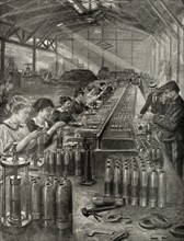 Femmes dans une usine d'armement
