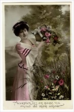 Carte postale représentant une femme tenant un panier de fleurs