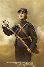 Jeune femme habillée en soldat
