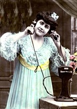 Carte postale jeune femme au téléphone