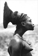 Femme d'un chef MANGBETU (Congo Belge)