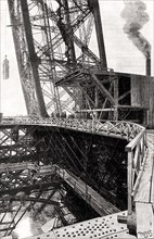 Un pilier de la Tour Eiffel en construction-1889