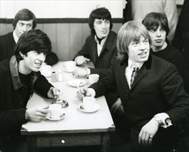 ROLLING STONES in a London cafe in June 1964. From l: Charlie, Keith, Bill, brioan and Mick. Photo Tony Gale