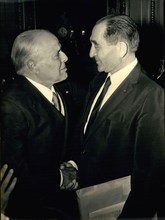 Mendes France serre la main de Habib Bourguiba, 1972