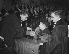 Honorary Doctorate of Maria Montessori from the Municipal University of Amsterdam. The bull is awarded by Prof. W.G. Vegting. In the audience behind Mrs. Montessori former minister G. Bolkestein, who ...