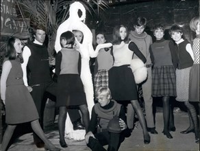 Sep. 09, 1966 - MEN'S FASHION BOUTIQUE OPENED BY PIERRE CARDIN PIERRE CARDIN, THE FAMOUS FRENCH COUTURIER, OPENED A MEN'S FASHION BOUTIQUE IN FAUBOURG SAINT-HONORE NEAR THE ELYSEE PALACE TODAY. OPS: M...