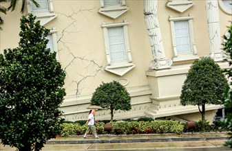 Orlando, USA. 10th Sep, 2017. Tourists walk past the WonderWorks attraction on a nearly deserted International Drive in Orlando, Fla. on Sunday, Sept. 10, 2017 as wind and rain from Hurricane Irma arr...