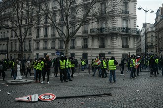 Paris, France. 8th December 2018. Yellow Vests (Gilets jaunes) protests against living costs and rising oil prices Credit: Piero Cruciatti/Alamy Live News