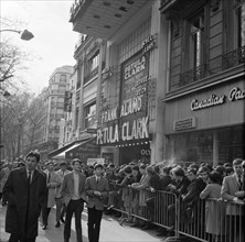 Pariser Bilder [The street life of Paris]  Crowd in front of theatre Olympia is crowding to buy tickets to a Rolling Stones concert Annotation: The Rolling Stones gave on April 16, 17 and 18 1965 conc...