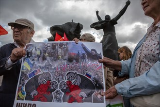 Moscow, Russia. 30th Aug, 2015. Activists hold a banner against the conflict in Ukraine during a rally against the exactions of the overhaul of apartment houses in Moscow, Russia Credit:  Nikolay Vino...