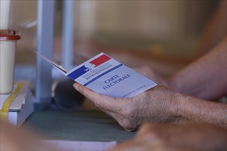 Tours, France. 18th June 2017. France votes in the second round of parliamentary elections on Sunday, in run-off votes for the top candidates from last Sunday's first round. Credit: Julian Elliott/Ala...