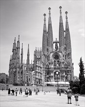 1950s THE GREAT UNFINISHED GOTHIC MODERNISME CATHEDRAL OF THE SAGRADA FAMILIA by ARCHITECT ANTONI GAUDI BARCELONA SPAIN - r3964 MAY001 HARS CREATIVITY FAITH SPIRITUAL UNIQUE BASILICA BELIEF BLACK AND ...