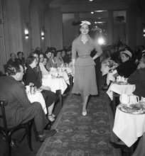Show Balmain in Victoriahotel Date: 8 April 1951 Location: Amsterdam, Noord-Holland Keywords: mannequins, fashion, shows