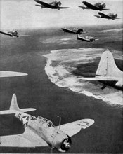 1942 , 4 june , USA : BATTLE OF MIDWAY  .  Aeroplani USA in volo su Midway -  WORLD WAR II - WWII - SECONDA GUERRA MONDIALE - foto storiche  storica - HISTORY PHOTOS   - Stati Uniti d' America - bomba...