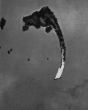 1942 , 4 june , USA : BATTLE OF MIDWAY . Un aereo bombardiere giapponese precipita in fiamme  -  WORLD WAR II - WWII - SECONDA GUERRA MONDIALE - foto storiche  storica - HISTORY PHOTOS   - Stati Uniti...