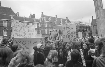 Abortion demonstration at Binnenhof, October 30, 1974, demonstrations, The Netherlands, 20th century press agency photo, news to remember, documentary, historic photography 1945-1990, visual stories, ...