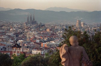 (dpa FILES) - The picture shows the panoramic view from the Palau Nacional on the ocean of houses and the Sagrada Familia by Antonio Gaudi in Barcelona, Spain, 19 June 2002. Photo: Thorsten Lang