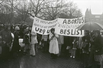 Abortusdemonstratie in Amsterdam; vrouwen met spandoeken op Museumplein  Abortion