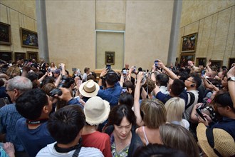 Monalisa crowd at the Louvre