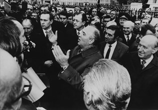 Mikhail Gorbachev taking questions from a crowd on the streets of Moscow.