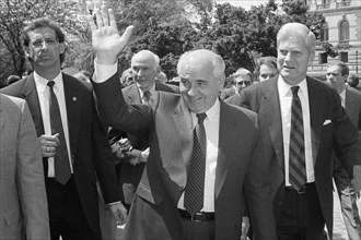 Former Soviet President Mikhail Gorbachev (center), waving, as he walks with Librarian of Congress James H. Billington (right) on the U.S. Capitol grounds May 14, 1992. (USA)