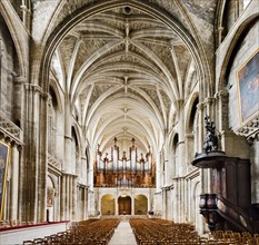 Interior of St Andre Cathedral, Bordeaux, Aquitaine, France