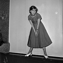 Eine junge Frau in einem Kleid, Deutschland 1950er Jahre. A young woman wearing a nice dress, Germany 1950s.