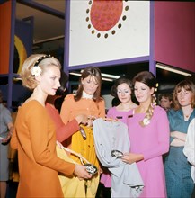 SANDIE SHAW UK pop singer second from left at the opneing of her boutique in Great Tichfield Street, London, on 27 September 1967. Photo: Tony Gale