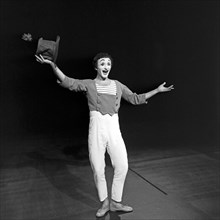 Französischer Pantomime Marcel Marceau in Hamburg, Deutschland 1960er Jahre. French pantomime Marcel Marceau performing in Hamburg, Germany 1960s.