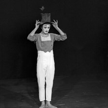 Französischer Pantomime Marcel Marceau in Hamburg, Deutschland 1960er Jahre. French pantomime Marcel Marceau performing in Hamburg, Germany 1960s.