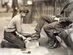 NYC, Bowling Green, Shoeshine Boy, 1924