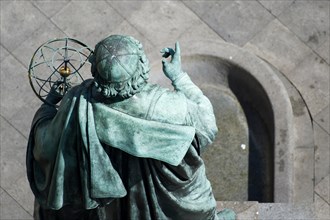 Statue of Nicolaus Copernicus in Torun Old Town listed World Heritage by UNESCO in Torun, Poland. 18 June 2017© Wojciech Strozyk / Alamy Stock Photo