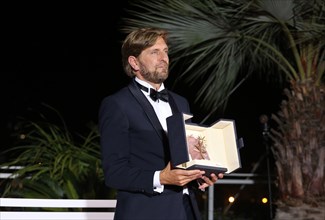 Cannes, France. 28th May, 2022. Director Ruben Ostlund with the Palme d'Or Award for Triangle of Sadness at the Palme d’Or winner photo call at the 75th Cannes Film Festival. Credit: Doreen Kennedy/Al...