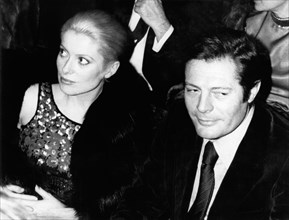 Der italienische Schauspieler Marcello Mastroianni mit der französischen Schauspielerin Catherine Deneuve am 8. Februar 1972 zu