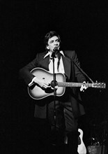 Johnny Cash, amerikanischer Country Sänger und Songschreiber, bei einem Konzert in Hamburg, Deutschland um 1981. American country singer and song writer Johnny Cash performing at Hamburg, Germany, aro...