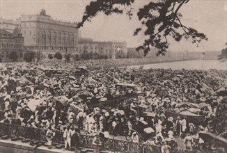 Japan Earthquake 1923: Crowds of refugees in the neighbourhood of Babasaki Gate (Marunouchi)