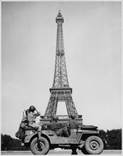 WWII, Europe, France, American soldiers watch as the Tricolor flies from the Eiffel Tower again - - 196289
