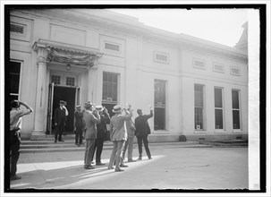 Viewers watching an eclipse September 10, 1923. On August 21, 2017 a total eclipse will traverse the United States. (Library of Congress)