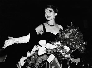 Maria Callas during curtain call at the Chicago Civic Opera House, 1958.   File Reference # 31537_185THA